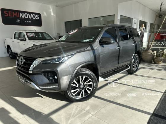 TOYOTA HILUX SW4 2.8 D-4D TURBO DIESEL SRX 7L 4X4 AUTOMÁTICO